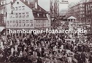 33_47903 alte Aufnahme vom Fischmarkt Altona ca. 1910; im Vordergrund Kfige mit Enten, Tauben und Hhnern, die auf dem Markt zum Verkauf angeboten werden. www.hamburger-fotoarchiv.de