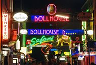 34_41218 Grell leuchtet die Neonwerbung über der Szenestraße Große Freiheit. Das Dollhouse wirbt für Table Dance, der Safari Club und der Musikclub Grosse Freiheit 36 wollen die Hamburger Kiezbummler zu einem Besuch animieren.