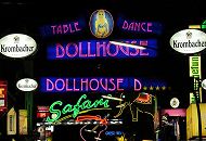 34_41219 Grell leuchtet die Neonwerbung über der Szenestraße Große Freiheit. Das Dollhouse wirbt für Table Dance, der Safari Club und der Musikclub Grosse Freiheit 36 wollen die Hamburger Kiezbummler zu einem Besuch animieren.