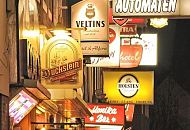 34_41222 Beleuchtete Schilder an den Fassaden der Grossen Freiheit machen Werbung für unterschiedliche Biersorten, Bars und Hotels. 