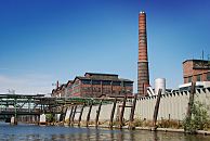 239_4011 Blick ber den Mggenburger Kanal zum Betriebsgelnde der Aurubis, die als Norddeutschen Affinerie ihren Betrieb 1913 auf die Peute verlegt hat. Historische Fabrikanlagen zeugen von der Geschichte des Industriegebiets.