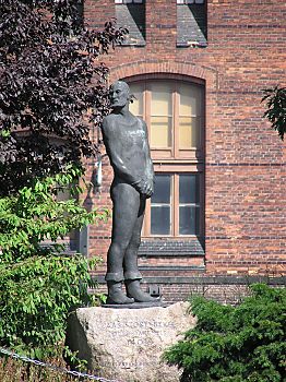 011_14054 - Skulptur des Vitalienbruders Klaas Strtebekers vor dem Kaispeicher B. (Abb. 2003) 