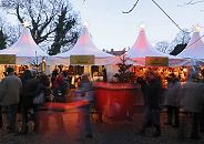 11_21476 Die Besucher und Besucherinnen schlendern am frühen Abend über den Bergedorfer Weihnachtsmarkt. Die Marktstände sind festlich beleuchtet und mit Tannenbäumen und beleuchteten Sternen geschmückt. ©www.hamburg-fotograf.com
