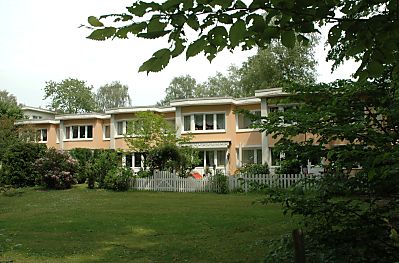 011_14306 Reihenhaus in der Gartenstadt Hohnerkamp; die einzelnen Gebude sind durch einen Grnzug mit Bschen und Bumen getrennt. 