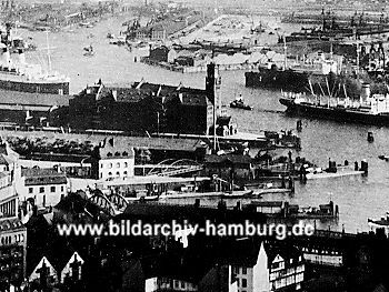 011_14754 Luftaufnahme, Blick ber den Hamburgr Hafen (1930); im Bildzentrum der Kaispeicher / Kaiserspeicher.