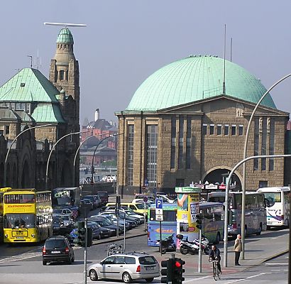 011_14878 - Kuppelgebude des Elbtunnels; auf dem Parkplatz steht ein Doppeldeckerbus der Hamburger Stadtrundfahrt, rechts Reisebusse von Hamburg- Touristen; auf dem Uhrturm ein Radar angebracht.