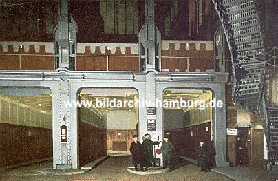 011_15096 - historische Aufnahme vom Inneren des Elbtunnels ca. 1911; das Personal steht an den Fahrsthlen; rechts die Treppe fr Fussgnger. 