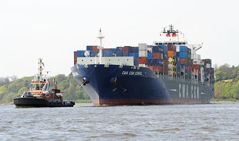 Schiffsfotos von Hamburg - Containerfrachter CMA CGM CORAL, Schlepper. 54_3425 Das Containerschiff CMA CGM CORAL luft in den Hamburger Hafen ein - das 280m lange und 32m breite Schiff wird bei der Steuerung von zwei Hafenschleppern untersttzt. Auf dem Deck des Frachters ist ein Teil der Ladung Container gestapelt.