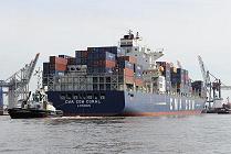 57_3435 Das Frachtschiff CMA CGM CORAL ist hoch mit Containern beladen - beim Wendemanöver vor dem Hafenbecken des Walteshofer Hafens wird der Frachter von den Schleppern in die richtige Position zum Anlegen am Burchardkai gebracht.