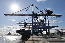 64_0124 Das 340m lange Containerschiff HYUNDAI FORCE liegt am Ballinkai unter den Auslegern der Containerbrücken am HHLA Containerterminal Altenwerder CTA. Im Hintergrund das Kohlekraftwerk Moorburg im Bau.