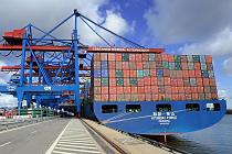 66_0138 An Deck des Containerfrachters  HYUNDAI FORCE ist die Ladung hoch gestapelt - am Heck des Schiffs liegen die Container sechs Lagen hoch.
