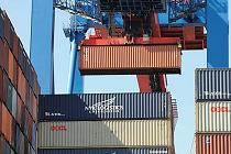 73_2433 Ein FEU Container ( Forty-foot-Equivalent Unit) hängt an der Laufkatze über der Ladung des Schiffs und wird auf die Laschplattform der Krananlage abgesenkt. 