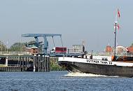 010_3980 Ein Tankschiff fhrt elbaufwrts Richtung Hamburger Hafen. Die DETTMER TANK 83 passiert gerade die Mndung der Lhe in die Elbe; ber das Sperrwerk, dass das Hinterland vor Sturmflut schtzen soll fhrt eine Klappbrcke.
