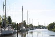 019_4005 Segelschiffe und Motorboote eines Sportbootvereins liegen an den Pontons am Ufer der Lhe. Der Flue Lhe entsteht in Horneburg, wo die Aue mit der Landwettern zusammenfliet und mndet nach 12,7 km bei Grnendeich in die Elbe.