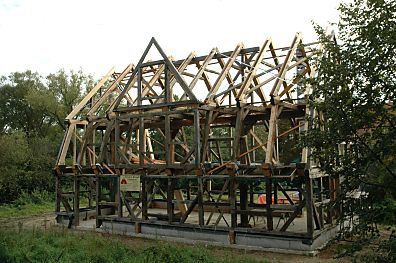 011_15015 - das Holzgerippe von einem Fachwerkhaus ist von einem Zimmermann aufgestellt worden.