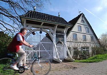 011_15474 - im Frhling machen viele Hamburger eine Fahrradtour durch das Alte Land, um die alten Bauernhuser und die Kirschblte oder Apfelblte in einem der grssten Obstanbaugebiete Nord - Europas zu bewundern.