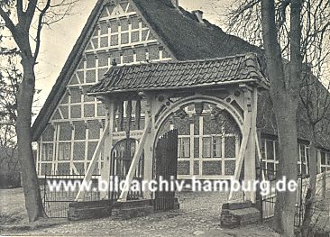 011_15518 - historisches Fachwerkhaus mit Prunktor ( ca. 1939) - zwei Bume links und recht von der Durchfahrt.