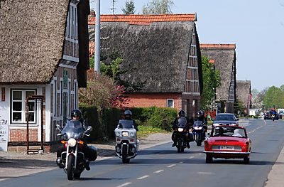 011_15522 - Motorradfahrer nutzen die Route durch das Alte Land fr einen Sonntagsausflug - Cabriofahrer ebenso.