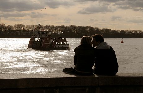 11_17455 - idie Elbe im Abendlicht; eine Fhre fhrt Richtung Hamburg Finkenwerder, auf der anderen Seite der Elbe das Bubendeyufer und Parkhft - ein Liebespaar geniesst den Frhlingsabend. 