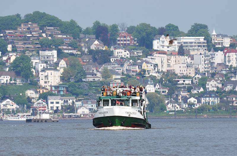 Bilder vom Hamburger Elbufer - Metropolregion Hamburg. Fhre FINKENWERDER auf dem Weg zum Anleger Cranz. 027_4171 Die Elbfhrte verkehrt zwischen dem Anleger Blankenese und Cranz am Estesperrwerk. Diese Fhrverbindung ber die Elbe, gilt als eine der ltesten Hamburg - im Mittelalter wurden jede Woche dort Hunderte von Ochsen mit Booten ber die Elbe gebracht. Die Fahrgste auf der Elbfhre geniessen den Fahrtwind und die Sonne auf dem oberen freien Deck des Fhrschiffs - im Hintergrund der Anleger und Wohnhuser Blankeneses.