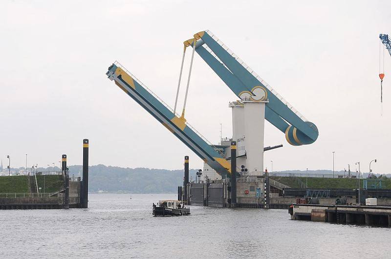 Fotos vom Elbufer - Estesperrwerk und Klappbrcke bei Cranz. Hochgeklappte Brcke ber die Este. 030_5213 Die mchtige Klappbrcke ber die Estemndungist hoch gefahren - je nach der durch die Tide bestimmte Wasserstand, variiert die Durchfahrtshhe unter der Brcke. Die Brcke bestimmt auch mit ihrer ffnungsweite von 40 Metern die maximale Breite der bei der Sietas-Werft gebauten Schiffe.