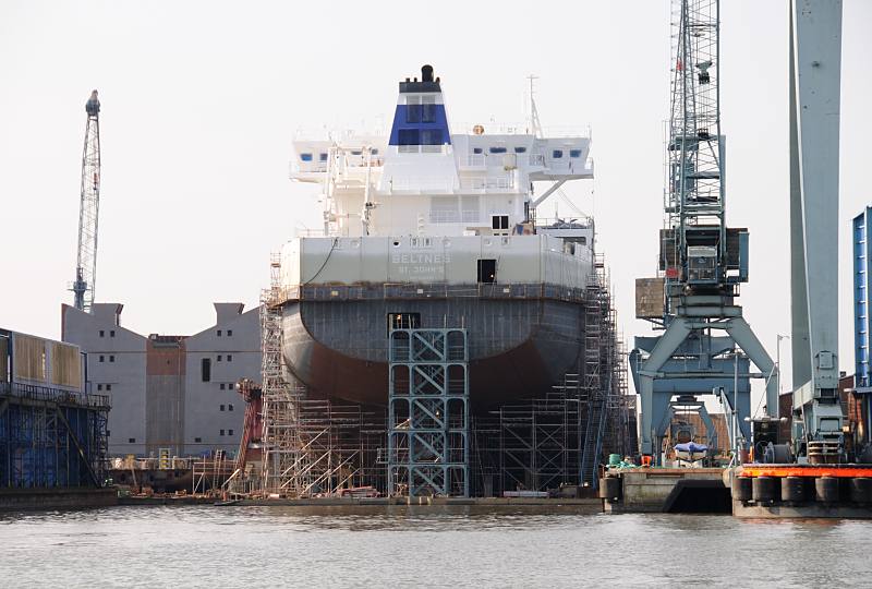 Fotos aus Hamburg - Schiffsbau auf der Sietas-Werft, Neuenfelde (2009). Bau eines Container-Feeders, Schiffsrohbau auf der Schiffswerft Sietas KG.  031_7448 Direkt hinter dem Sperrwerk liegt an der Este die Schiffswerft Sietas KG. An einem der letzten Containerschiffsneubauten der Traditionswerft wird gerade gearbeitet - Gerste sind um den Rumpf des Schiffs aufgestellt. Ab Ende 2009 wurde konzentrierte sich die Werft auf den Neubau von Schwerlastschiffen und Fhren.