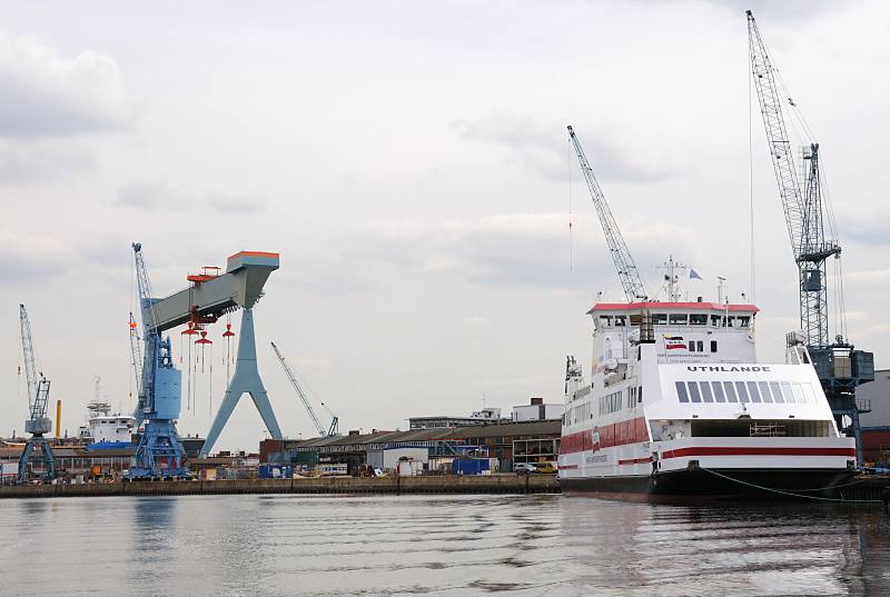 Hamburg Fotografien - Schiffswerft an der Este bei Hamburg  Neuenfelde. Werfthafen der Sietaswerft - Hafenkrne + Portalkrananlage. 034_7381 Blick in den Werfthafen der Sietas Werft an der Este. Rechts am Ausrstungskai der Neubau der kombinierten Auto- und Personenfhre UTHLANDE der  Wyker Dampfschiffs-Reederei. Die Fhre hat ihren Heimathafen in Wyk auf Fhr hat und verkehrt auf der Route Dagebl - Fhr - Amrum.