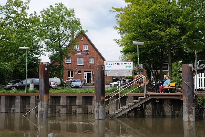 Bilder aus der Metropolregion Hamburg - Altes Land / Cranz. Anleger und Gassttte ALTES FHRHAUS; Cranz.  035_7384 Blick von der Este zum Anleger Cranz / Altes Fhrhaus - im Hintergrund die Gaststtte gleichen Namens. Bis zum Bau des Este-Sperrwerks nach der Sturmflut 1962 befand sich dort der Fhranleger fr die Fhrverbindung nach Hamburg-Blankenese.