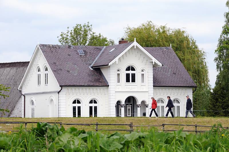 otos aus dem Alten Land - Spaziergnger auf dem Deich. Grnderzeitgebude hinter dem Estedeich.  045_7401 Neben alten prunkvollen Altenlnder Bauernhusern sind im Alten Land auch sehr schne Wohnhuser im Architekturstil der Grnderzeit entstanden. Neben reichhaltigem Stuckdekor an der historischen Hausfassade versehen verzierte Sulen das Eingangsportal des Wohngebudes hinter dem Estedeich.