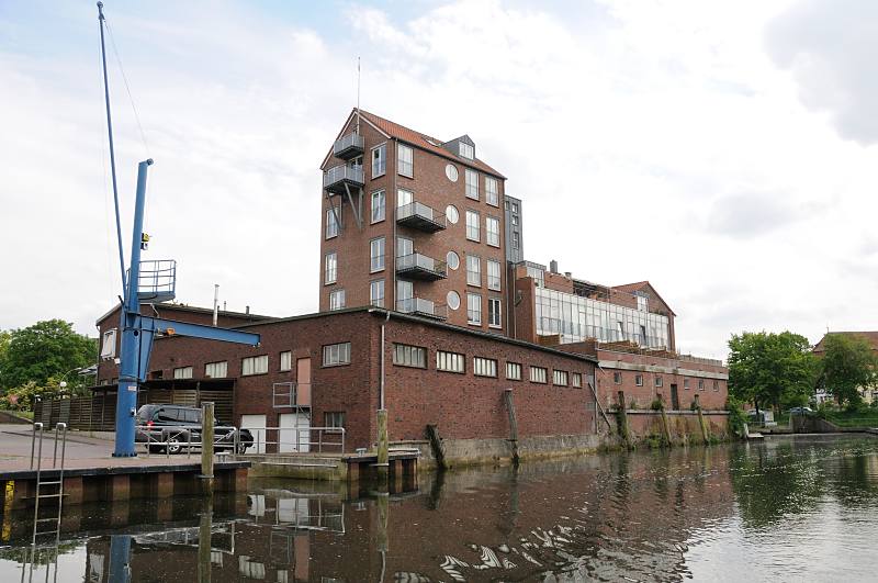 Fotos aus dem Alten Land - Este, Hafen Buxtehude. Kaimauer im Buxtehuder Hafen, Hafenbecken.  058_7476 Die Este ist von der Mndung bis nach Buxtehude fr Sportboote (tideabhngig) schiffbar. Der Buxtehuder Hafen wird fr Wirtschaftsverkehr nicht mehr genutzt. In frheren Zeiten wurde Handelsware und die Obsternte auf Ewern auf dem Wasserweg der Este zu den Zielorten transportiert.