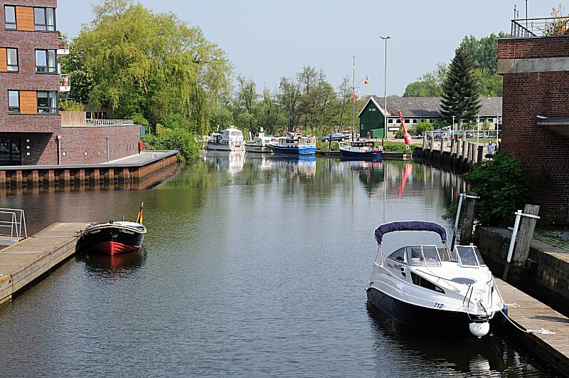 Fotos aus dem Alten Land - Hafen Buxtehude Sportboote im Buxtehuder Hafen, Anleger.  059_7502 Der Buxtehuder Hafen wird fr den Wirtschaftsverkehr nicht mehr genutzt. Sportboote knnen an den Anlegern am Ende des ehemaligen Hafenbeckens festmachen und die historische Altstadt Buxtehudes besichtigen.