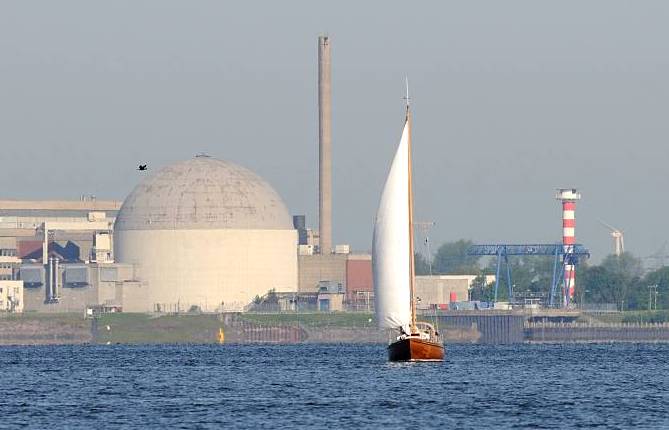 Fotos aus der Metropolregion Hamburg / Elbufer bei Stade. ehemaliges Atomkraftwerk Stadt - Segelboot auf der Elbe. 