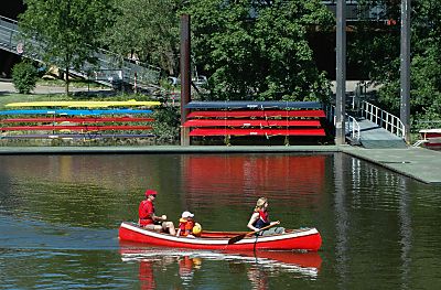 011_14248 - Fotograf: Kanu mit Familie; rote Ruderboote, eingelagert.
