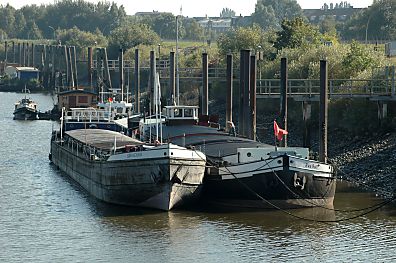 11_15736 - zwei Binnenschiffe haben am Potsdamer Ufer fest gemacht.