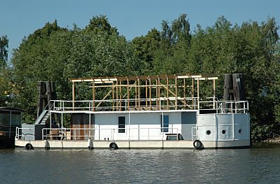 011_15738 - ein Hausboot wird umgebaut und bekommt ein Stockwerk aufgesetzt.