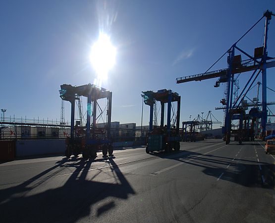 11_17418 - unentwegt fahren die Portalstapelwagen zu dem Containerschiff am Terminal Burchardkai im Hamburger Hafen um die Ladung des Frachters zu lschen. Im Containerhafen Hamburg wird Tag und Nacht gearbeitet.