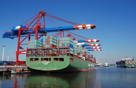 011_17461 - der Containerfrachter CSCL PUSAN liegt am Predhlkai des Containerterminal EUROGATE im Waltershofer Hafen. Die Containerbrcken sind herunter geklappt und entladen den 336m langen Containerriesen.