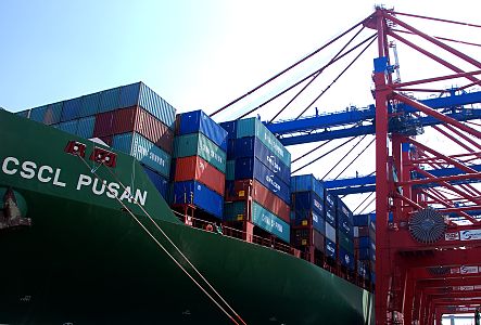 011_17462 - die CSCL PUSAN wurde 2006 gebaut und kann 9580 Container TEU an Bord nehmen - die Standart - Metallboxen werden in mehreren Schichten auch an Deck des Frachters gestapelt. 