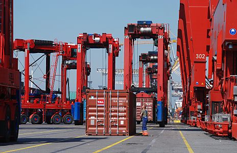 011_17465 - Van Carrier nehmen die Container am Kai auf und transportierten sie an ihren Lagerplatz - rechts die massiven Rollen der Containerbrcken. 