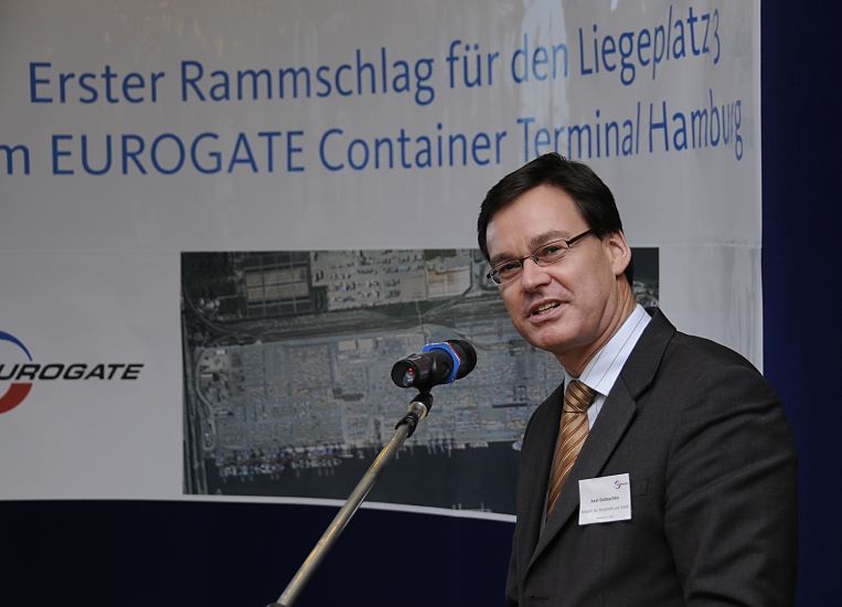 11_21457 Prses der Behrde fr Wirtschaft und Arbeit, Axel Gedaschko bei seiner Rede zum ersten Rammschlag fr den Liegeplatz 3 am EUROGATE Container Terminal Hamburg.   www.pressefotografie-hamburg.de  Fotos Veranstaltung erster Rammschlag Liegeplatz3, EUROGATE - Senator Axel Gedaschko