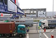 11_01_0503 Lastzüge mit Containern werden an der Einfahrt des HHLA-Container Terminals Tollerort abgefertigt. Die Zugmaschinen bringen Container auf das Terminal, andere transportieren die gelöschten Standart-Metallboxen in das Hamburger Hinterland.