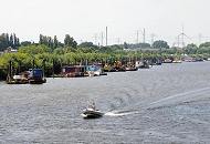 46_9259 An den Wassertreppen des Spreehafens liegen Arbeitsboote und Hausboote in unterschiedlichen Größen und Farben. Ein Sportboot kommt vom Reiherstieg, überquert den Spreehafen und fährt Richtung Müggenburger Zollhafen. 