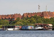 47_4040 An den Pontons und Dalben des Berliner Ufers im Spreehafen liegen Hausboote, die als Ateliers und Büros genutzt werden. Die Schiffe werden über bewegliche Wassertreppen erreicht, die sich den unterschiedlichen Wasserständen im Hamburger Hafen anpassen.