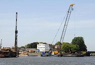 49_9621 Für den Zugang zu dem Wilhelmsburger Ernst-August-Kanal wird eine neue Schleuse gebaut, die den Sportschiffen und Fahrgastschiffen die Zufahrt auf die Wilhelmsburger Kanäle weiter ermöglichen. Die neue Schleuse ist auch ein Teil der Hochwasserschutzanlage des Hamburger Hafengebiets. 