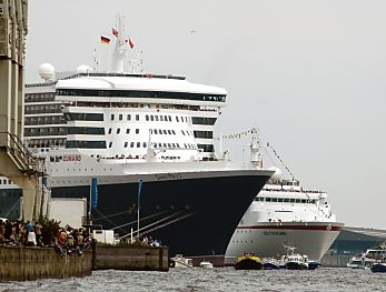 011_14881 - das Kreuzfahrtschiff Queen Mary 2 liegt am Cruise Center Hamburg vor Anker - das Traumschiff MS Deutschland hat gerade abgelegt. 