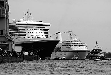 011_15686 - die Kreuzfahrtschiffe Queen Mary 2 und die MS Deutschland am Cruisecenter Hamburg. Kleine Schiffe, Barkassen und Boote der Hafenrundfahrt bringen Hamburg Touristen und andere Schaulustige an den Liegeplatz der grossen Passagierschiffe.