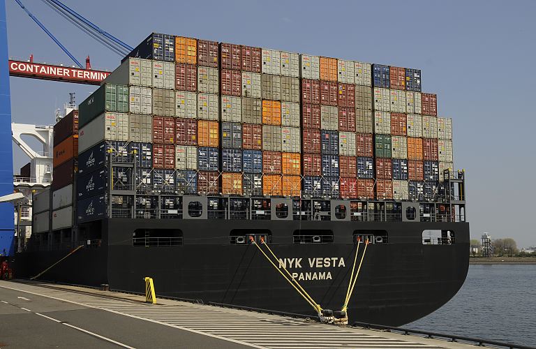11_21365 das Containerschiff NYK VESTA liegt am Ballinkai vom Container Terminal Altenwerder; die Container sind in sieben Reihen auf dem Heck des Frachters gestapelt. Mit dicken Tampen ist das Schiff an den Pollern des Hafenkais fest gemacht.   www.bildarchiv-hamburg.de
