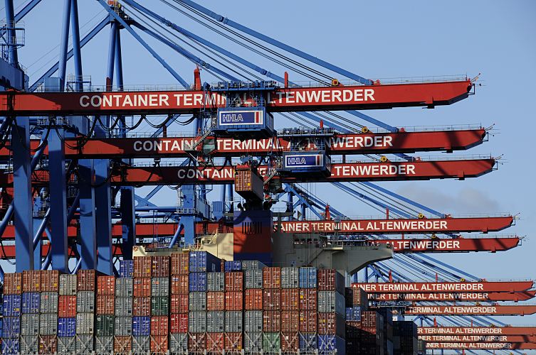 11_21371 Bilder aus dem Hamburger Hafen:  am Ausleger vom Containerkran wird mit der Hauptlaufkatze der Container vom Frachter transportiert und zum Laschplatz gebracht.    www.bildarchiv-hamburg.de