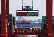11_21400 Am Containerterminal EUROGATE werden von der Portalkatze der Containerbrücke am Pedöhlkai im Waltershofer Hafen zwei 20 Fuss - Standardcontainer vom Schiff gelöscht. Links und rechts sind die Container noch auf dem Frachter hoch gestapelt. Im Hintergrund ist die Silhouette Hamburgs zu erkennen. Das Gebäude der HHLA steht am Burchardkai.  ©www.bildarchiv-hamburg.de