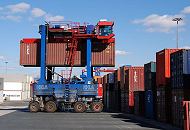 11_21412 Ein Portalstapelwagen transportiert einen 40 Fuss Container in das Containerlager am Burchardkai - hoch oben in der gläsernen Kanzel sitzt der Fahrer des Portalhubwagen. ©www.bildarchiv-hamburg.de